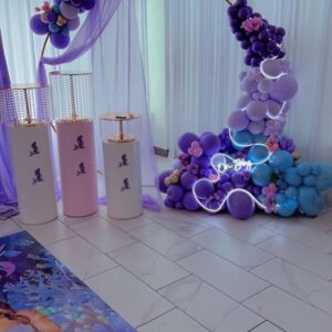Round arch with balloons and pedestal